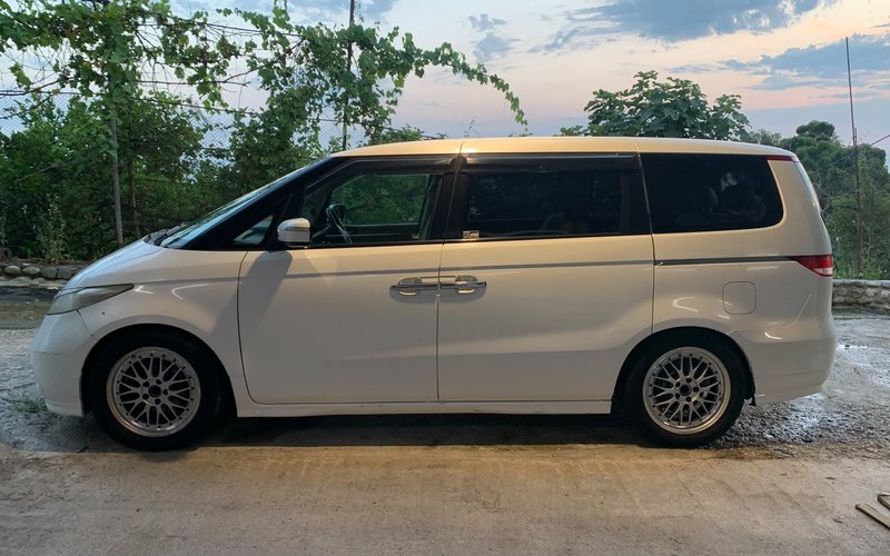 Аренда белого минивэна Honda Elysion в Гагре для семьи и компании