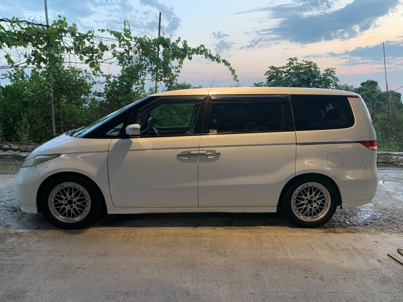 Honda Elysion — минивэн для проката в Гагре и поездок по Абхазии