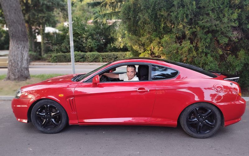 Прокат красного Hyundai Coupe в Гагре для поездок по Абхазии