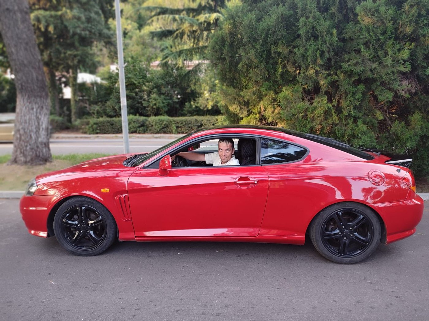 Hyundai Coupe — красное купе для проката в Гагре