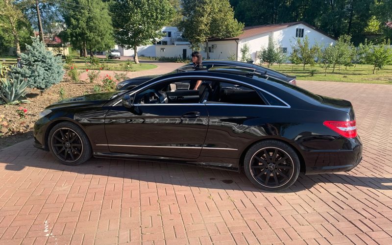 Аренда чёрного Mercedes-Benz Coupe в Гагре, автомобиль с левым рулём