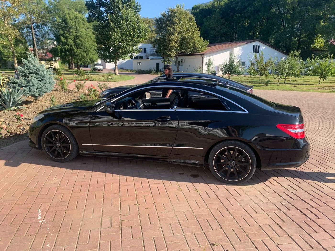 Mercedes-Benz Coupe — купе с левым рулём для аренды в Гагре