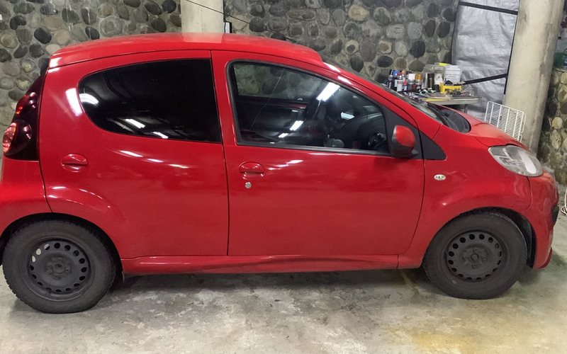 Прокат красного Peugeot 107 в Гагре для городских поездок