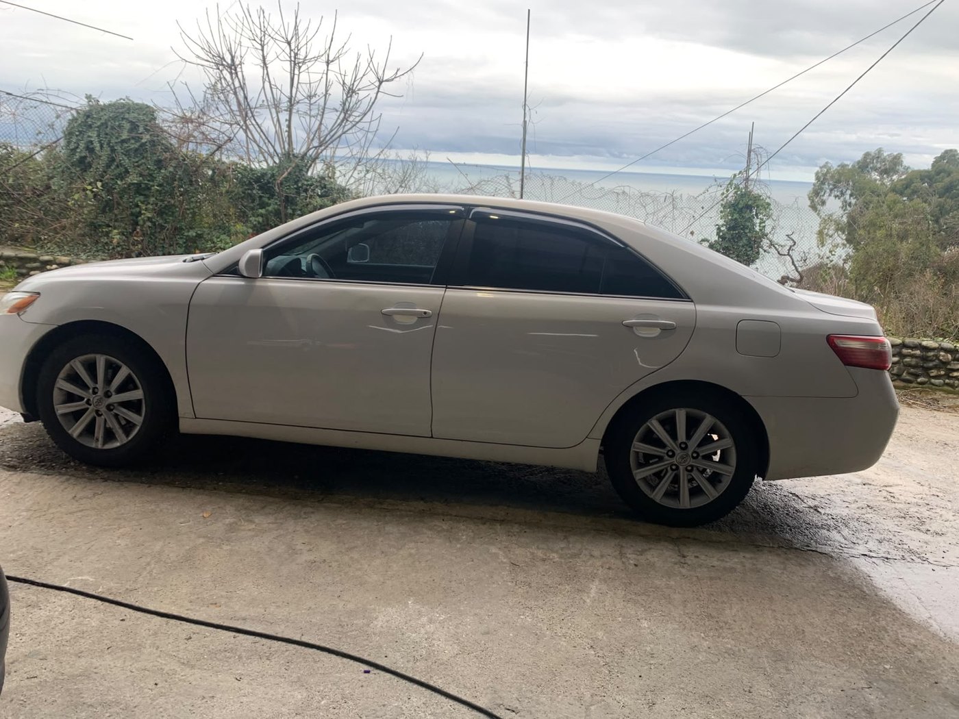Toyota Camry — седан для аренды авто в Гагре