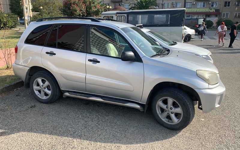 Прокат серебристого Toyota RAV4 в Гагре, кроссовер для маршрутов по Абхазии